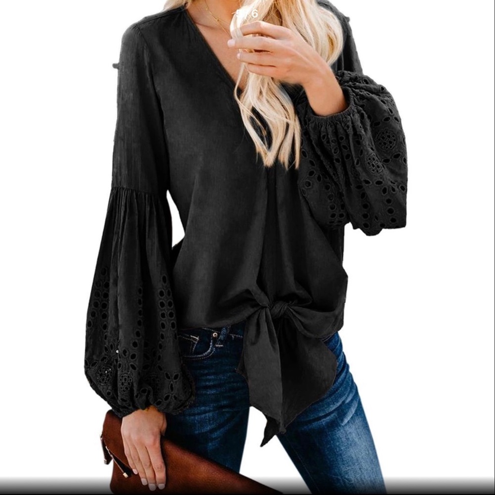 🆕 Balloon eyelet sleeve tunic. Black. L